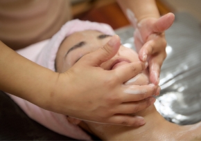 フェイシャル施術イメージ